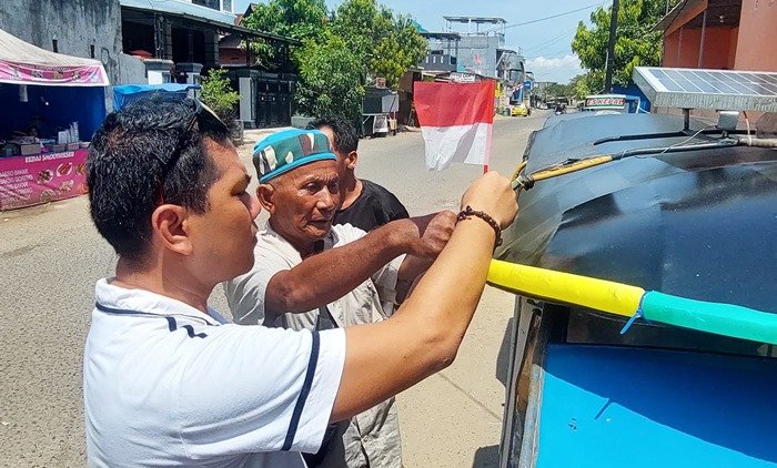 Polres Pangkep Bagikan Ribuan Bendera Merah Putih, Kobarkan Semangat Kemerdekaan