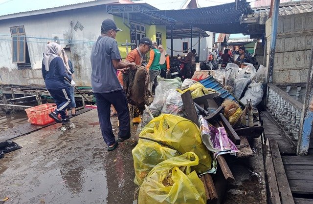1,8 Ton Sampah Diangkut dari Pesisir Tanjung Laut Indah, Warga Pasang ‘Benteng’ Lawan Sampah Laut
