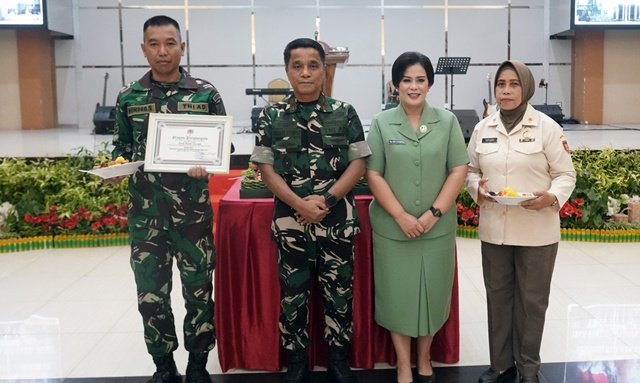 Kodim 0908/Bontang Bangga, Serda Hendro Terima Penghargaan dari Danrem 091/ASN