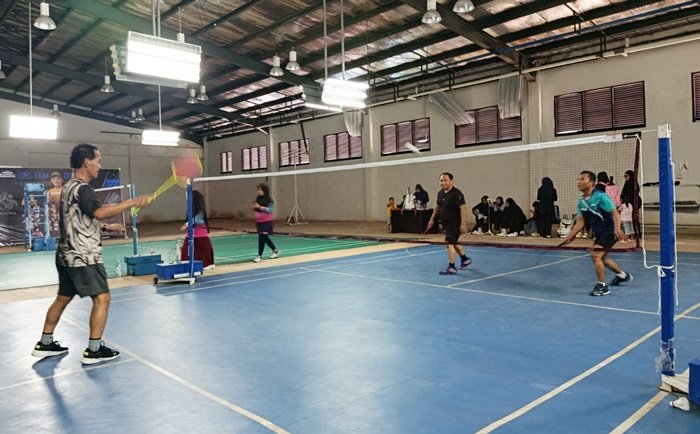 Sore di Lapangan Dispopar-Ekraf Bontang Lebih Hidup, Pegawai Adu Raket Demi Sehat dan Solid