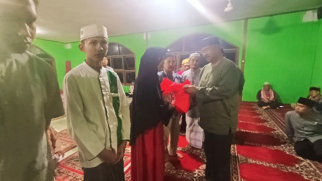 Bupati Kukar Serahkan Rp 150 Juta dan 100 Sak Semen untuk Pembangunan Masjid Al Mujahidin Loa Ipuh Darat