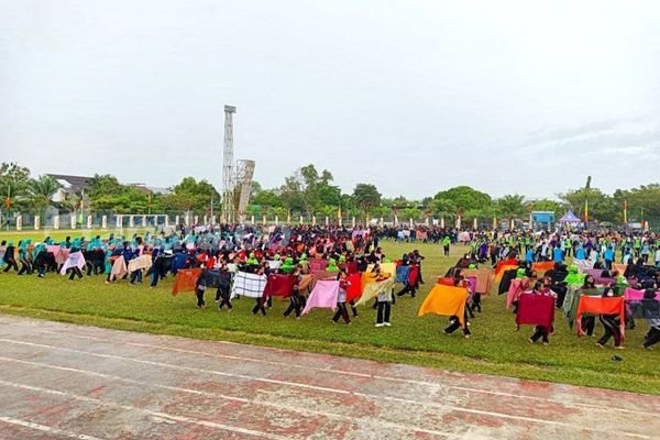 Demi HUT Bontang, 1.250 Penari Jepen Tetap Latihan di Bawah Guyuran Hujan
