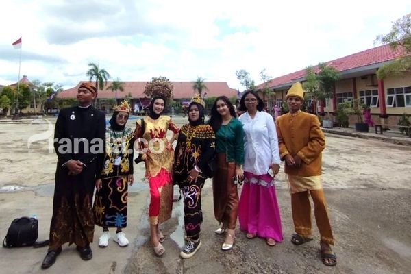 Rayakan Sumpah Pemuda, SMK Putra Bangsa Gelar Fashion Show Pakaian Adat Nusantara
