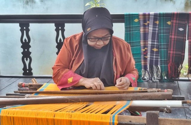 Nestapa Sarung Samarinda: Pengrajin Bertahan di Tengah Gempuran Dolar