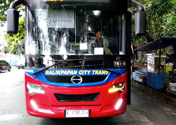 Bus Balikpapan City Trans Memulai Operasi Ujicoba, Kendaraan Pribadi Banyak Parkir di Bus Stop