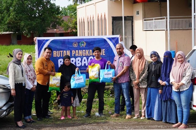 Peduli Sesama, Rutan Pangkep Turun Langsung Salurkan Bantuan Sembako ke Warga