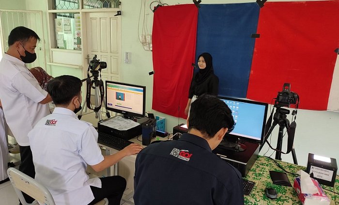 Disdukcapil Kembali Jemput Bola, Ratusan Siswa SMAN 2 Bontang Jalani Perekaman KTP-el