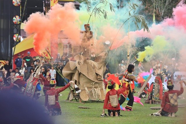 Ritual Lom Plai Dayak Wehea Memuncak, Ribuan Warga Padati Nehas Liah Bing
