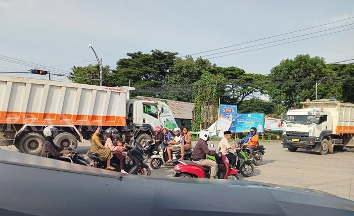 Lampu Merah Bungoro Pangkep Mati, Arus Lalu Lintas Sempat Lumpuh dan Nyaris Picu Kecelakaan