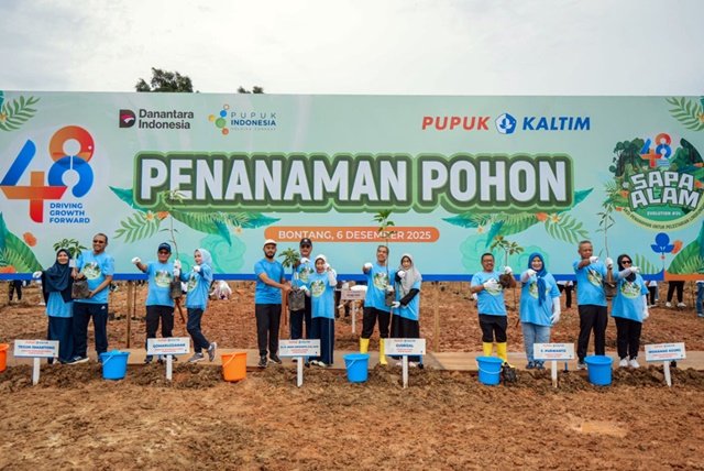 HUT ke-48, Pupuk Kaltim Tanam 1.977 Pohon untuk Hijaukan Lingkungan