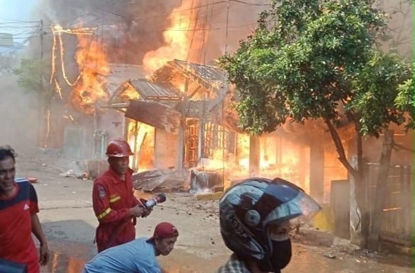 Puluhan Rumah Hangus, Kobaran Api Terlihat Jarak 3 Km