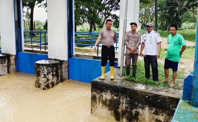Antisipasi Banjir, Lurah Gunung Telihan dan Kapolsek Bontang Barat Siaga di Pintu Air