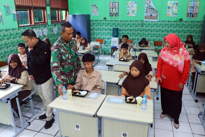 Senyum Siswa SDN 006 Bontang Utara Sambut Uji Coba Program Makan Bergizi