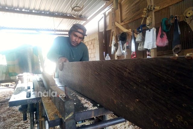 Kayu Bekas 'Naik Kelas', Angger Raup Pundi Rupiah