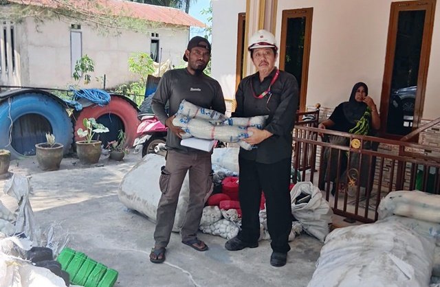 CSR PT Energi Unggul Persada Salurkan Alat Tangkap untuk Nelayan Santan Ilir