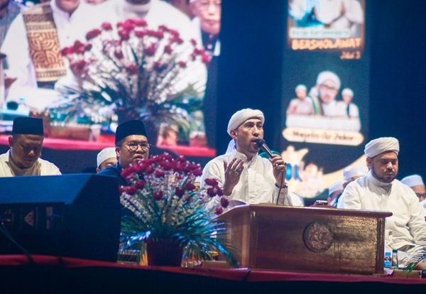 Kukar Bersholawat Jilid III Sukses Digelar, Wabup Rendi Solihin dan Ribuan Warga Khusyuk Berdoa
