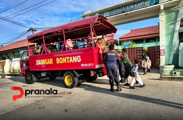 Deretan Potret Truk Damkar Angkut Puluhan Pelajar Menerjang Banjir Rob Bontang Kuala