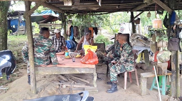 TNI Bagi Sembako untuk Warga Kurang Mampu di Anggana, Meriahkan HUT ke-80