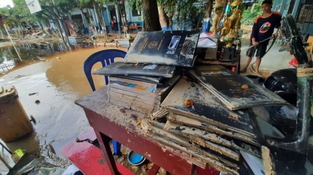 Sekolah di Samarinda Porak Poranda usai Diterjang Bandang 2 Meter