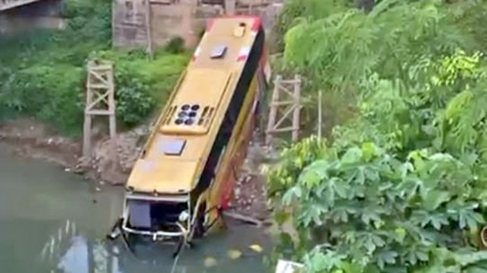 BREAKING: Bus Rute Banjarmasin–Samarinda Terjun ke Sungai Busui
