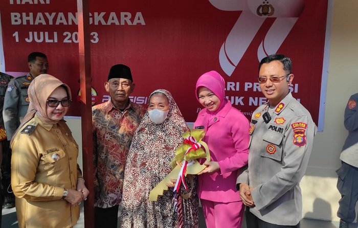 Polres Bontang Bedah Rumah dan Bangunkan Fasilitas Air Bersih untuk Warga