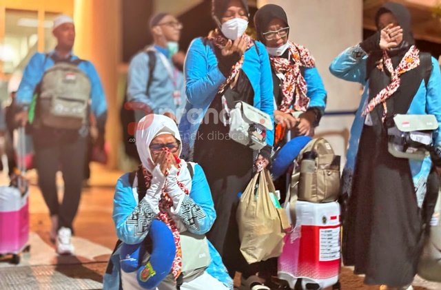 Cerita Haru Kedatangan Haji Samarinda: Peluk Erat Boneka Unta hingga Tangis Syukur di Apron