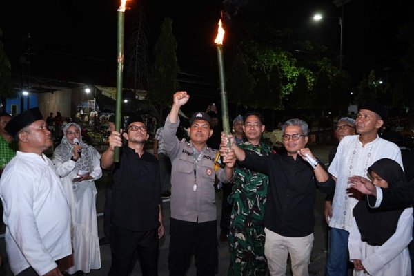 Sambut Ramadan 2025, Ribuan Warga Lok Tuan Bontang Meriahkan Pawai Obor