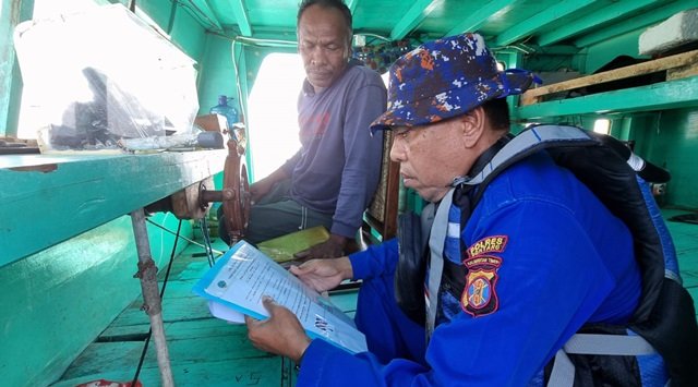 Cegah Kecelakaan Laut, Sat Polairud Bontang Periksa Dokumen dan Imbau Nelayan Waspada Cuaca