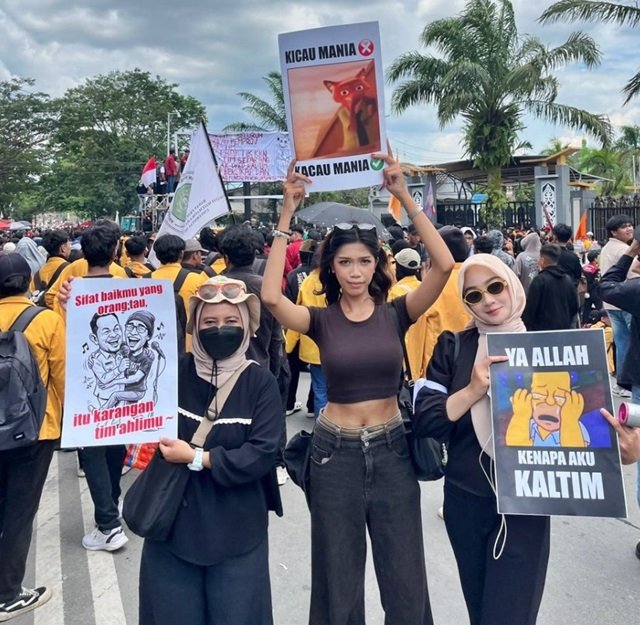 Poster Unik Warnai Aksi 214 di DPRD Kaltim