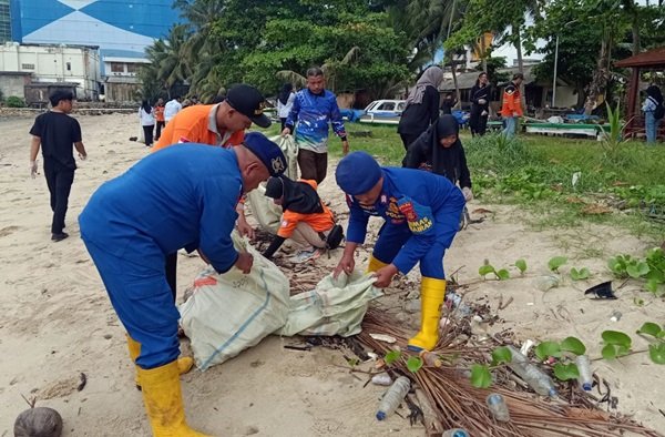 Bersih-Bersih Pantai Segara Balikpapan, Kolaborasi Polisi dan Mahasiswa Jaga Lingkungan