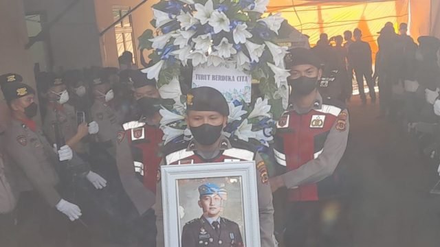Akhirnya, Jenazah Brigadir Joshua Dimakamkan secara Kedinasan