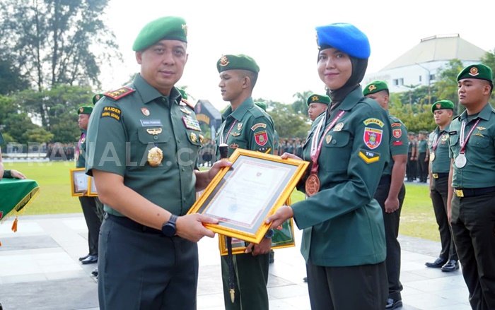 Pangdam VI/Mulawarman Anugerahi Penghargaan ke 18 Prajurit Berprestasi di Kejuaraan Nasional
