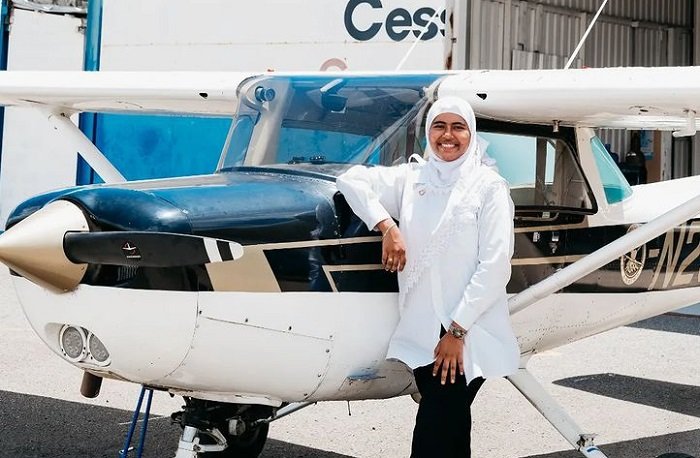 Cerita Hassanah dan Perjuangannya jadi Pilot Muslimah Pertama di Jamaika