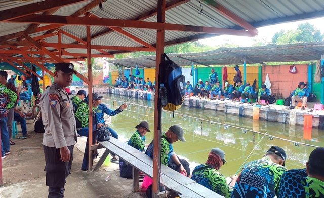 Kolaborasi Polsek Bontang Selatan dan Masyarakat, Amankan Turnamen Memancing Wali Kota Cup 2024