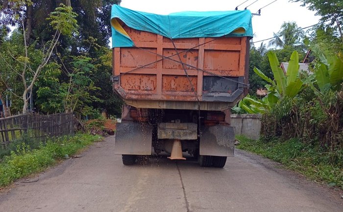 Jalan Poros Desa Tabo-Tabo Pangkep Berdebu dan Berlumpur, Warga Keluhkan Aktivitas Truk Tambang PT GKGM