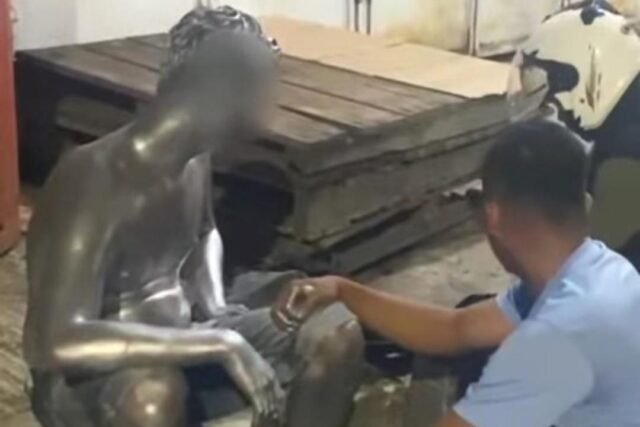 Nekat Cat Tubuh demi Rupiah, Manusia Silver Diamankan Satpol PP Bontang