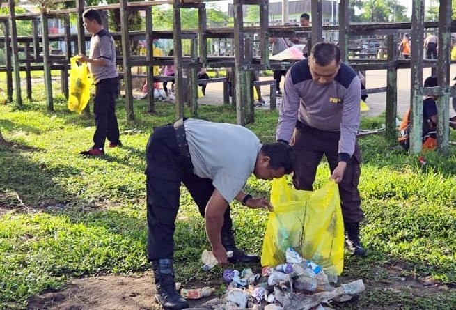 Polsek Bontang Selatan Gelar Aksi Bersih-Bersih di Kampung Baru