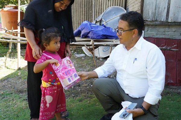 Pj Gubernur Sulbar Serahkan Bantuan Anak Stunting di Desa Sumare Mamuju