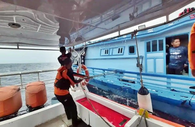 Basarnas Balikpapan Evakuasi Pemancing Pingsan di Selat Makassar