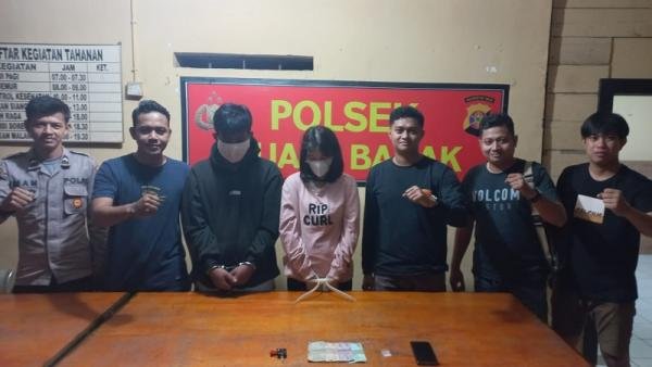 Tepergok Buang Narkoba di Jalan, Sejoli Pengedar Sabu Ditangkap Polisi