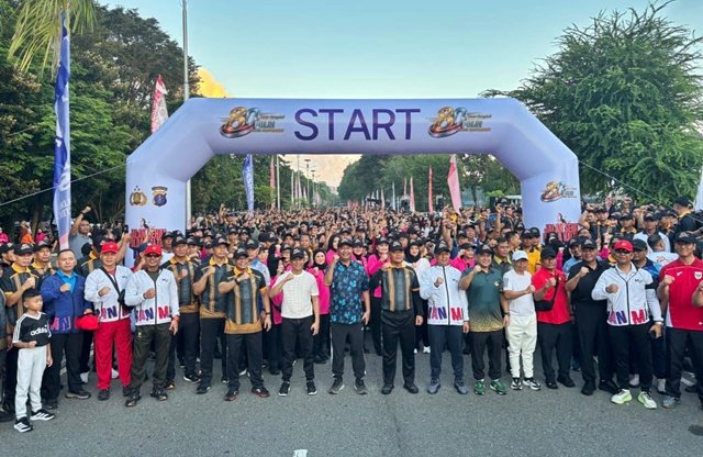 Rayakan HUT Bhayangkara ke-80 di Balikpapan, Warga Berebut Hadiah Umrah dan Motor