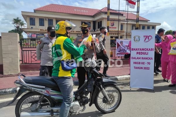 Imbas BBM Naik, Polres Bontang Bagikan Ratusan Sembako ke Masyarakat Terdampak