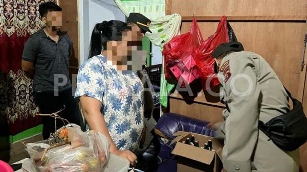 Emak-Emak Tertangkap Jual Miras Ilegal, Polisi Amankan 16 Botol