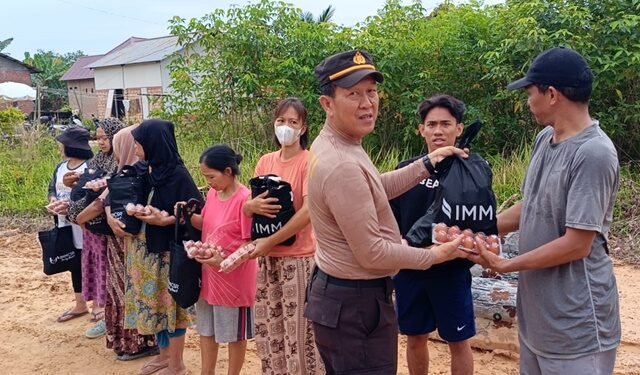 Peduli Korban Banjir, Polsek Bontang Barat Gelar Kerja Bakti dan Baksos