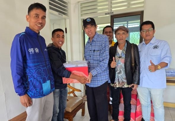 PWI Balikpapan Bagikan Paket Lebaran, Pererat Solidaritas Anggota