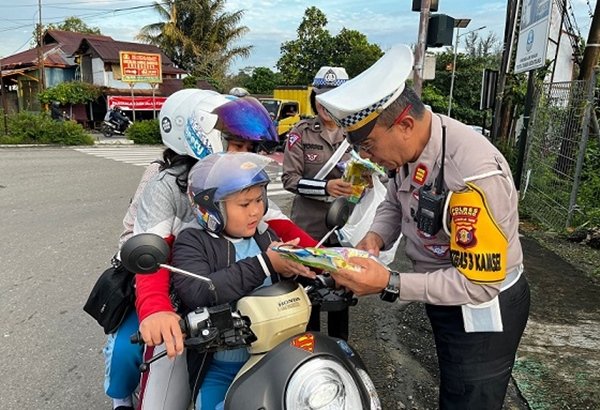 Polres Bontang Bagikan 100 Suvenir kepada Pengendara Taat Lalu Lintas