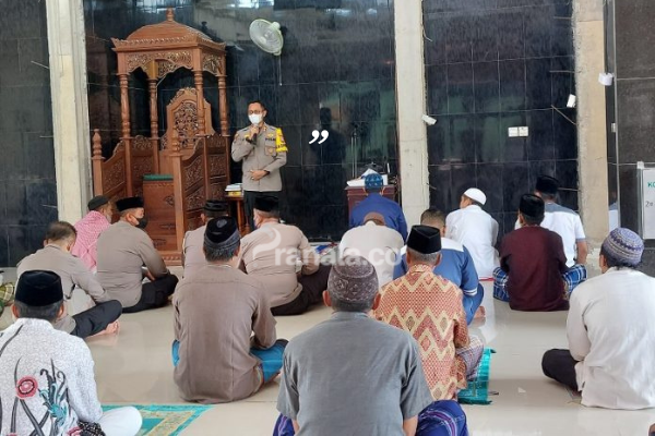 Silaturahmi dengan Masyarakat Bontang, Kapolres Safari Jumat ke Masjid Almukhtar