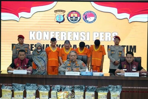21 Kg Sabu dan Ribuan Pil Ekstasi Gagal Edar di Kaltim, Lima Tersangka Diamankan
