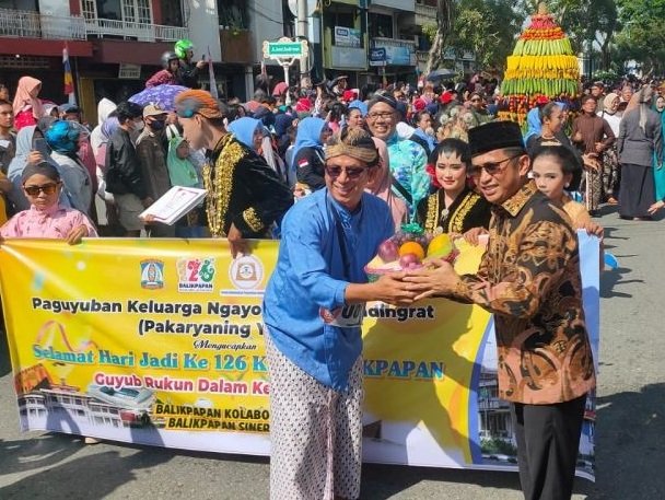Pawai 50 Paguyuban Ramaikan HUT Kota Balikpapan ke-126
