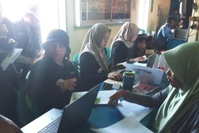 Senyum Warga Kampung Malahing, Bontang Layanan Adminduk Datang ke Laut